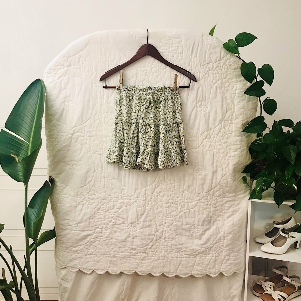 Dainty Green and White Floral Skirt 🌼